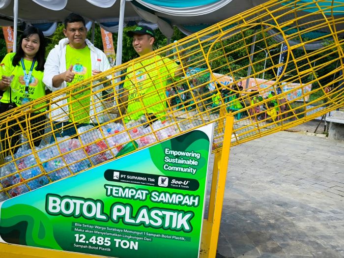 PILAH SAMPAH: Wahyu Kristyawan (tengah) serahkan bantuan tempat sampah agar lingkungan Wisata Rakyat Balong Pesapen, Sumur Welut Surabaya, lebih bersih dan indah.
