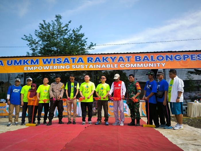 BANTU UMKM: Pimpinan PT Suparma Tbk secara simbolis serahkan bantuan pembangunan lapak untuk para UMKM di Wisata Rakyat Balong Pesapen, Sumur Welut, Surabaya.