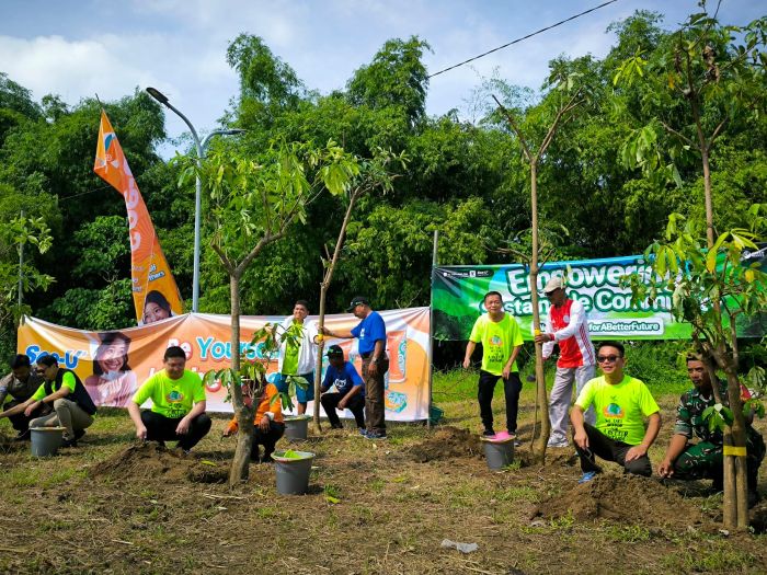 LESTARIKAN LINGKUNGAN: Pimpinan PT Suparma Tbk secara simbolis tanam pohon pule dan trembesi sebagai aksi nyata jaga kelestarian lingkungan di Wisata Rakyat Balong Pesapen, Sumur Welut, Surabaya.