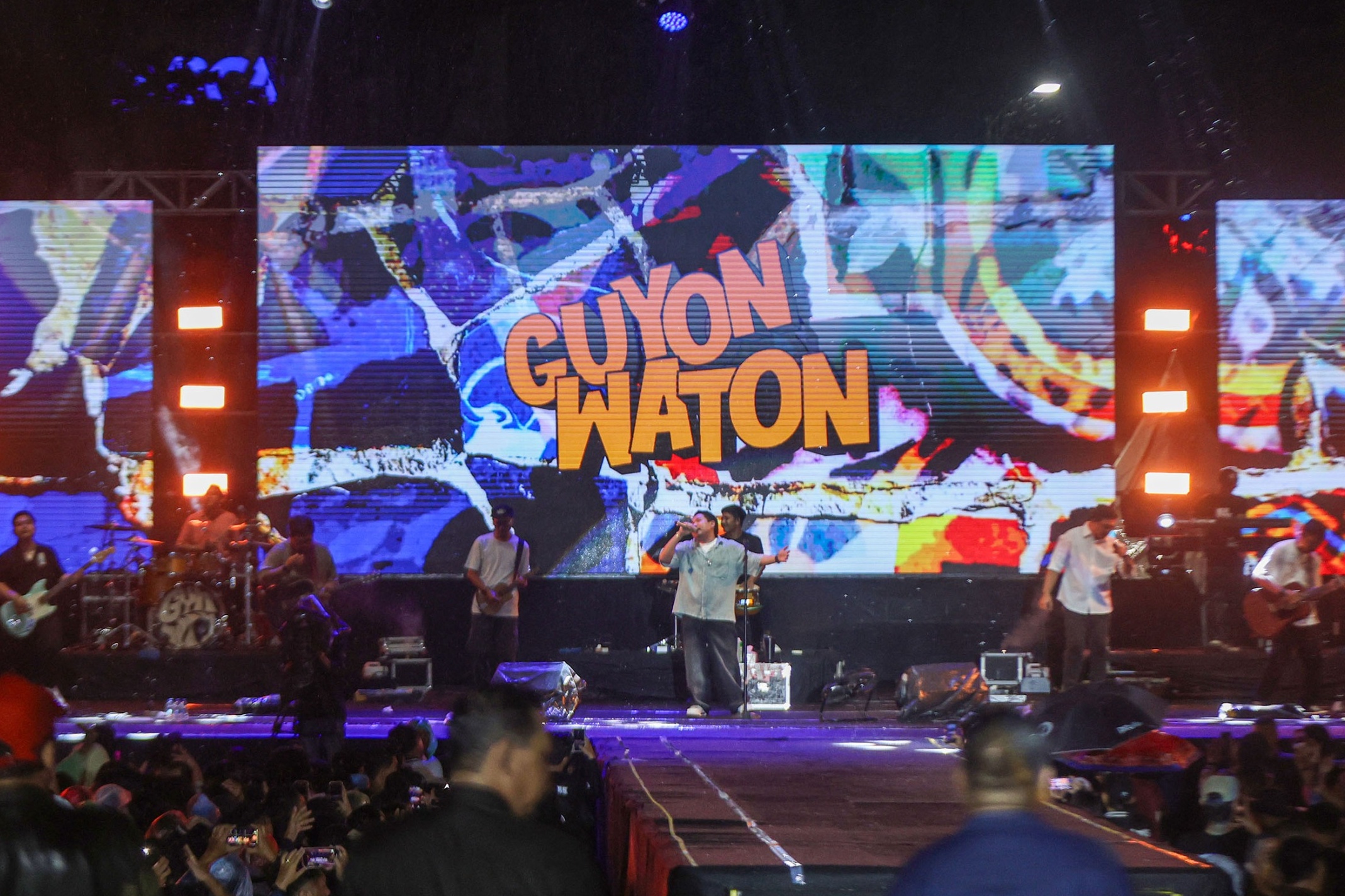 MENGHIBUR: Penampilan grup musik Guyon Waton disambut antusias oleh ribuan penonton.