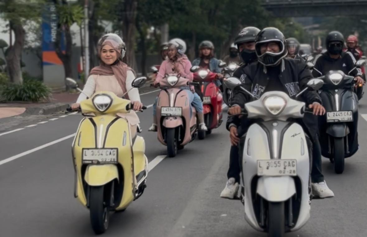 Para peserta Stylish On The Road bersama Grand Filano Hybrid-Connected saat berkendara keliling Surabaya, Sabtu (31/5) sore.