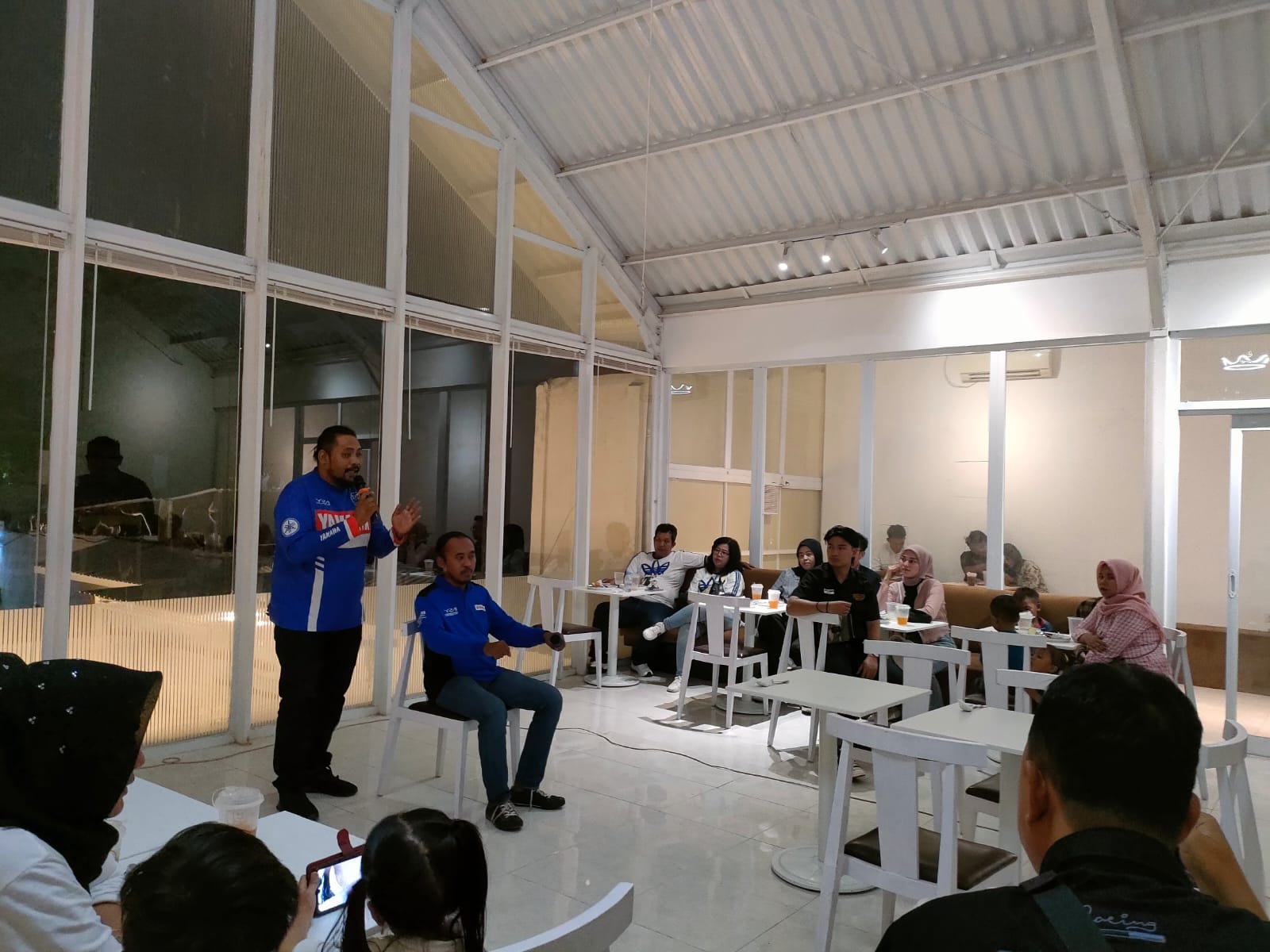 Peserta kegiatan Stylish On The Road bersama Grand Filano Hybrid-Connected menyimak dengan seksama penjelasan tentang tips berkendara yang aman dan nyaman dari instruktur.