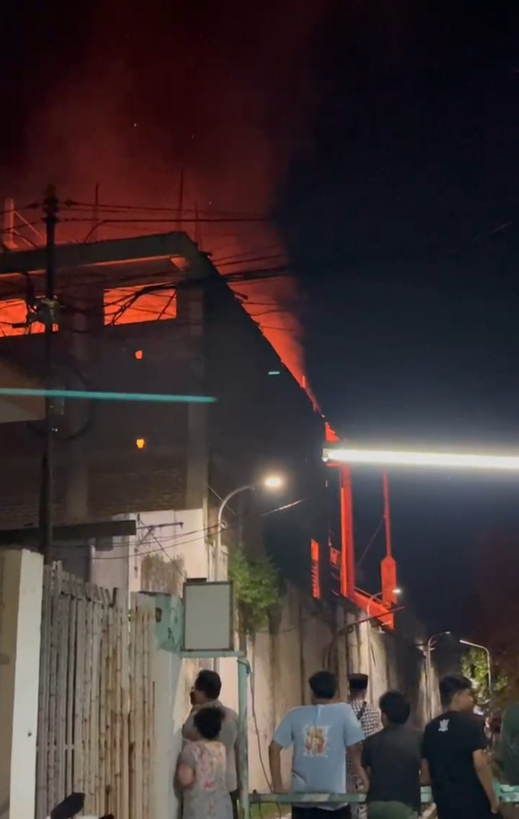 Petugas melakukan pemadaman kebakaran di mess karyawan pabrik kecap Jalan Donokerto II, Simokerto Surabaya. (IST)