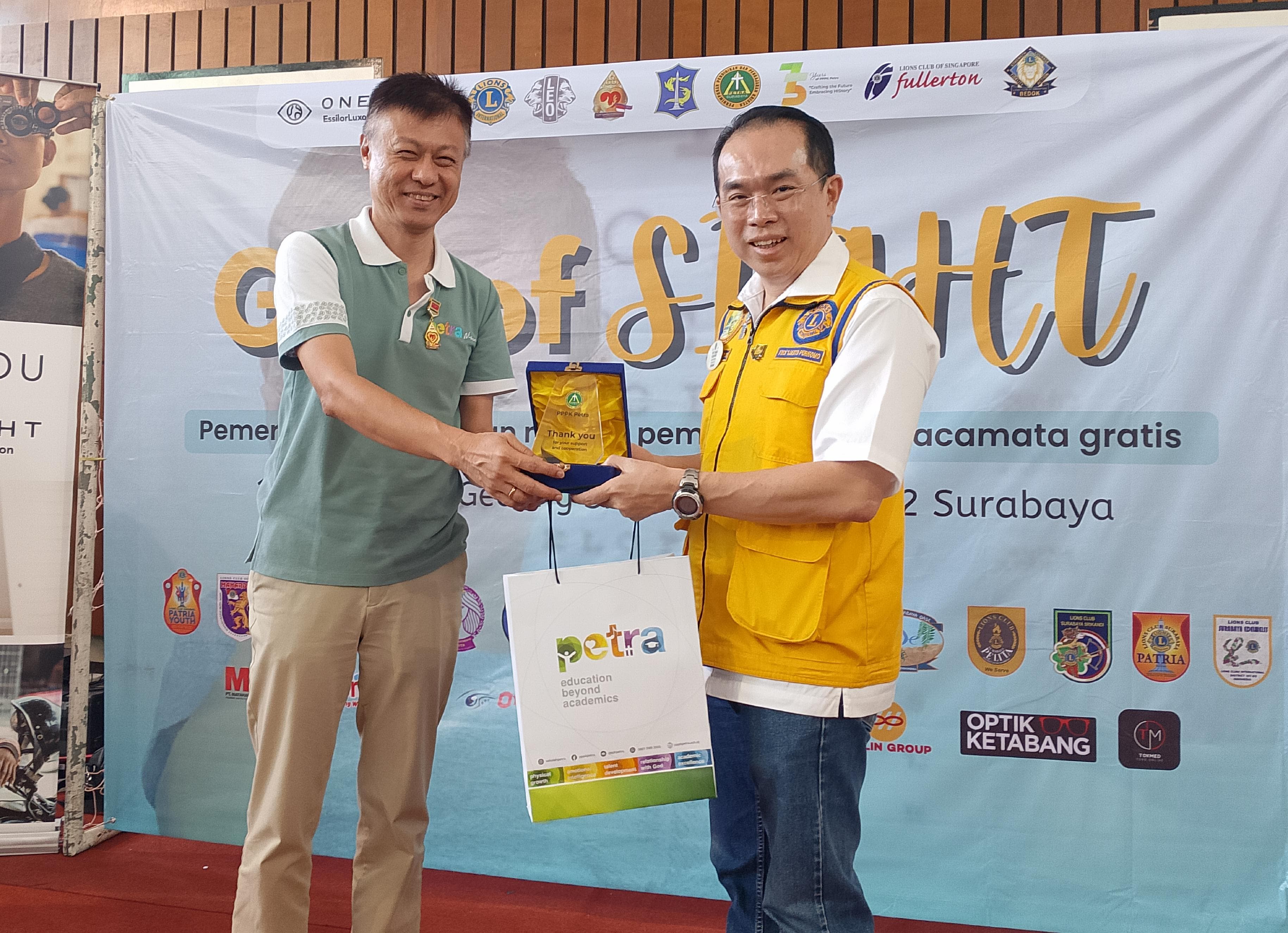 KERJA SAMA: Direktur Eksekutif PPPK Petra Hengkie Porawouw (kiri) memberikan cinderamata kepada District Governor Lions Club International District 307-B2, Yudi Tjahjo Poernomo.