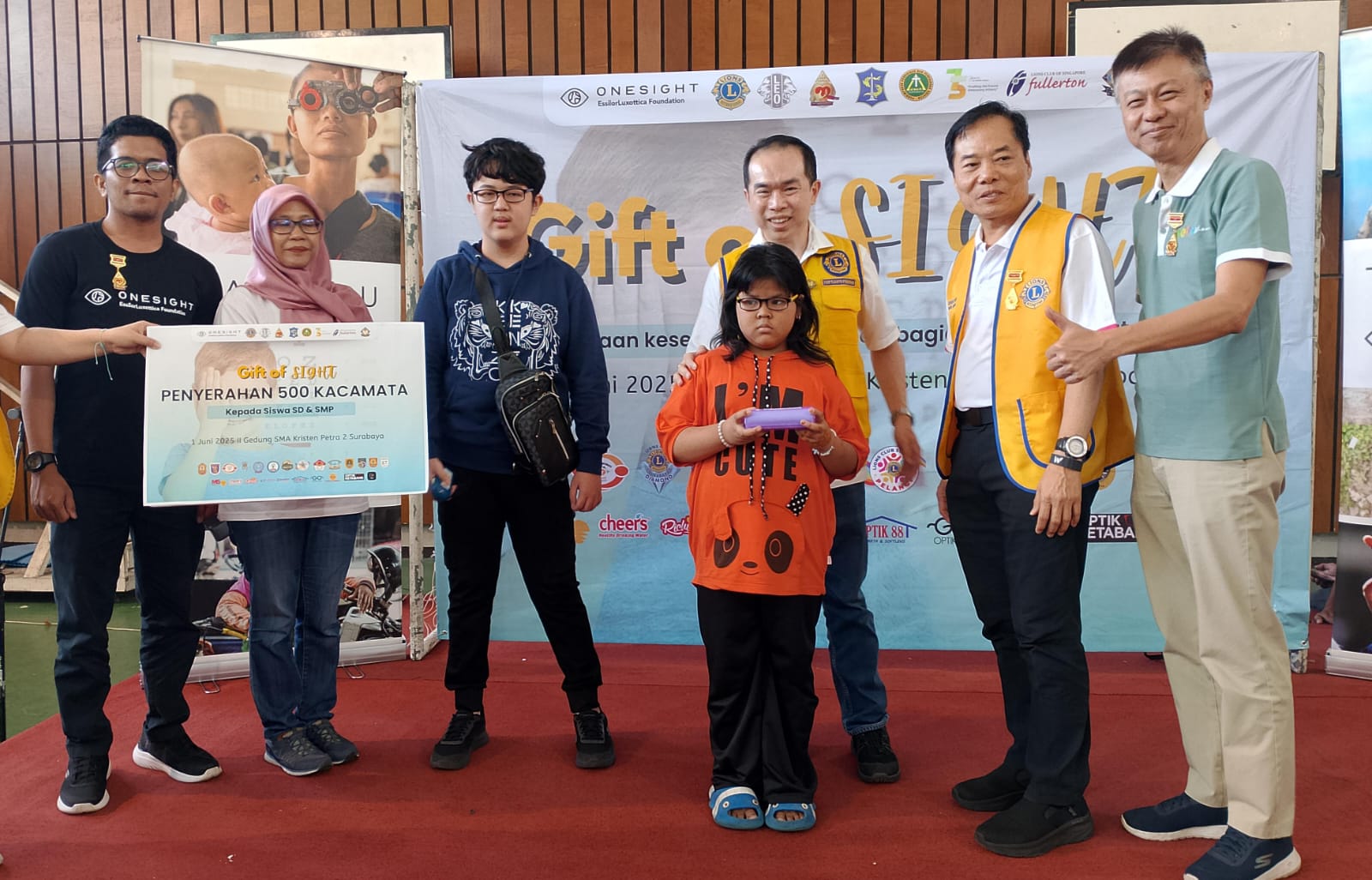 INDAHNYA BERBAGI: Penyerahan secara simbolis kacamata kepada perwakilan siswa-siswi SD dan SMP.
