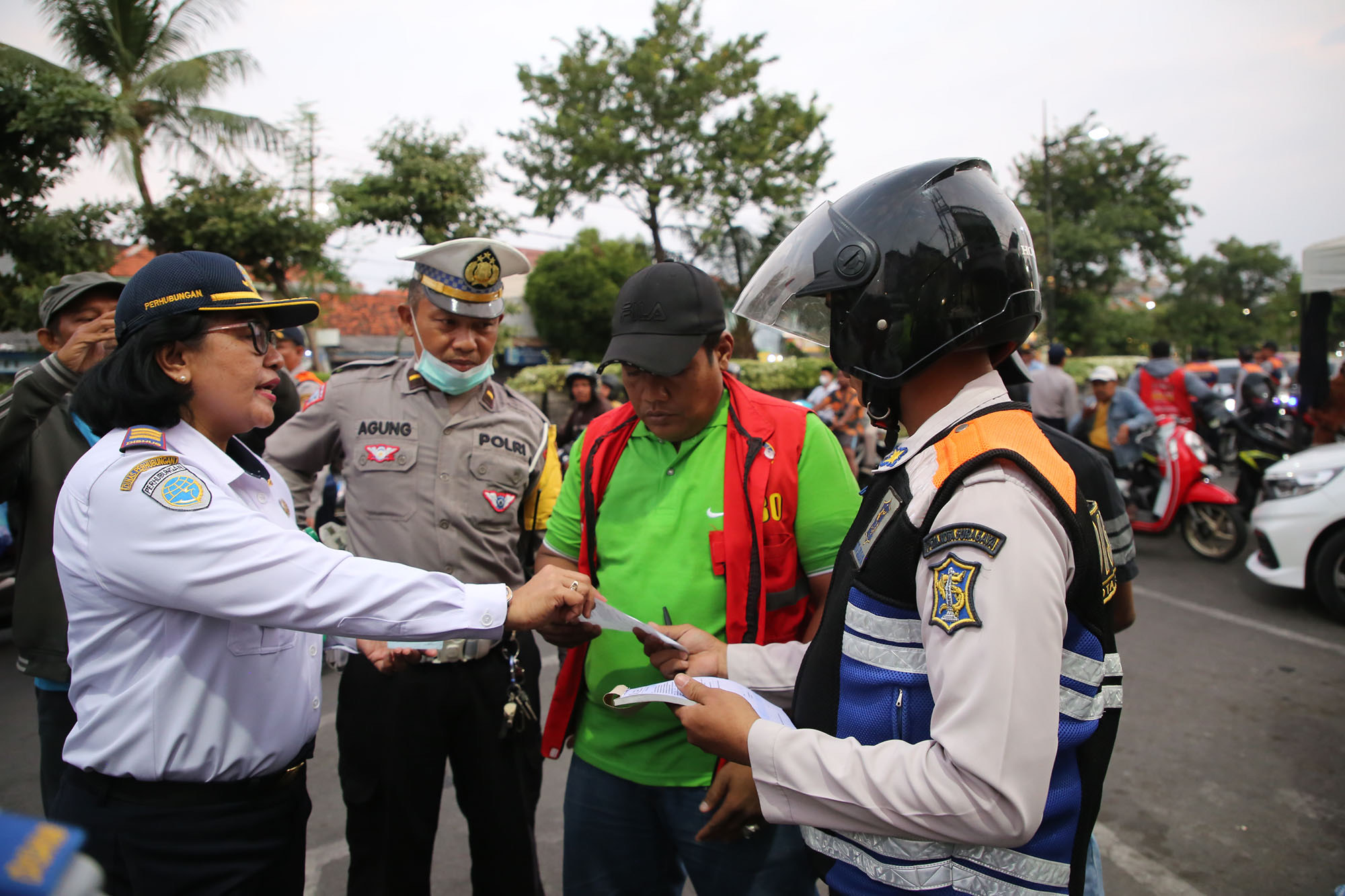 Tim gabungan dari OPD Pemkot Surabaya dan kepolisian saat melakukan penindakan jukir liar.