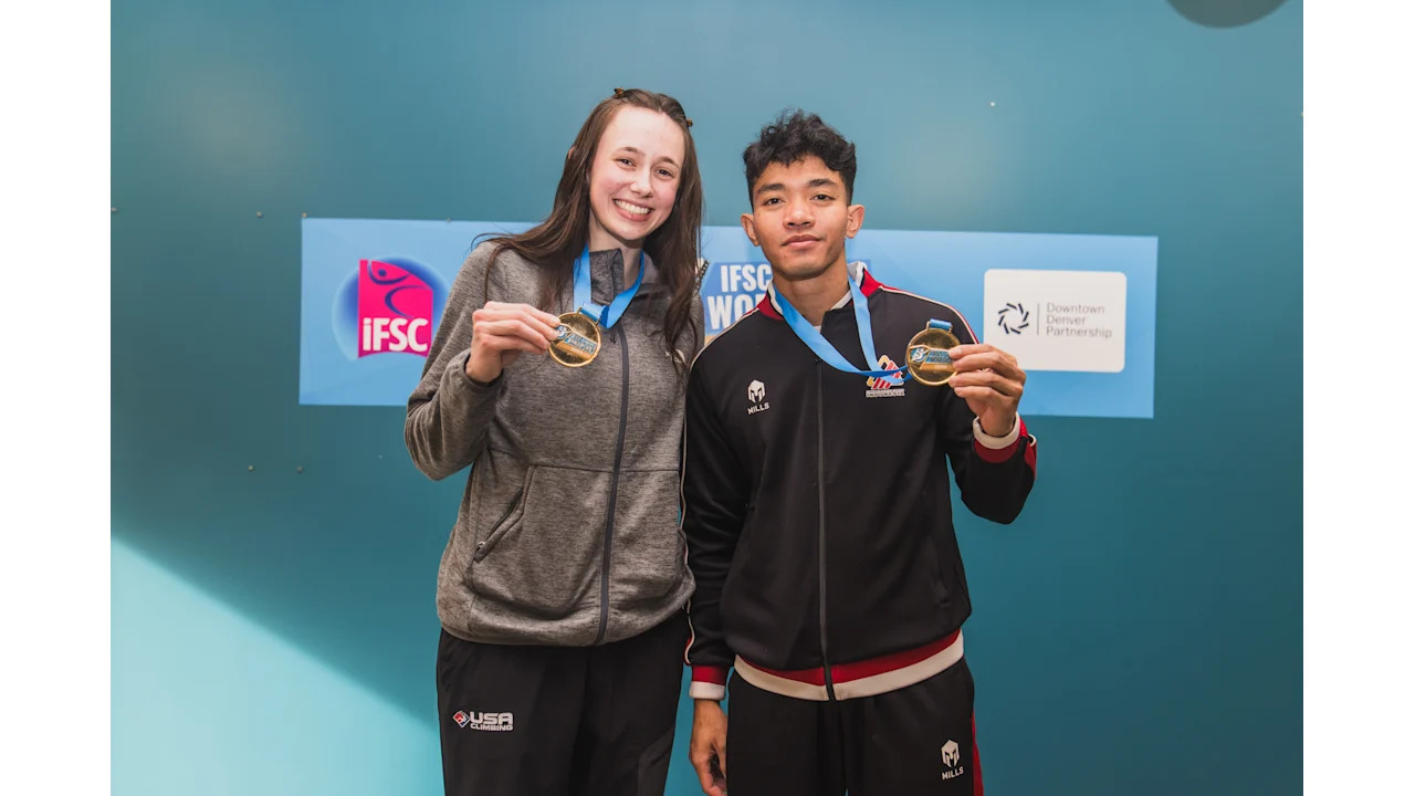 Kiromal Katibin bersama juara nomor speed putri, Emma Hunt dari Amerika Serikat.