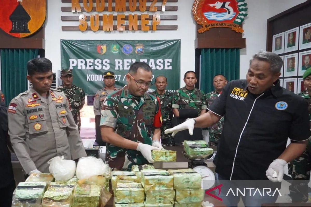 DISERAHKAN : Polres Sumenep menyerahkan SS yang ditemukan dalam drum oleh nelayan setempat sebanyak 35 kilogram. (ANTARA/RADAR SURABAYA)