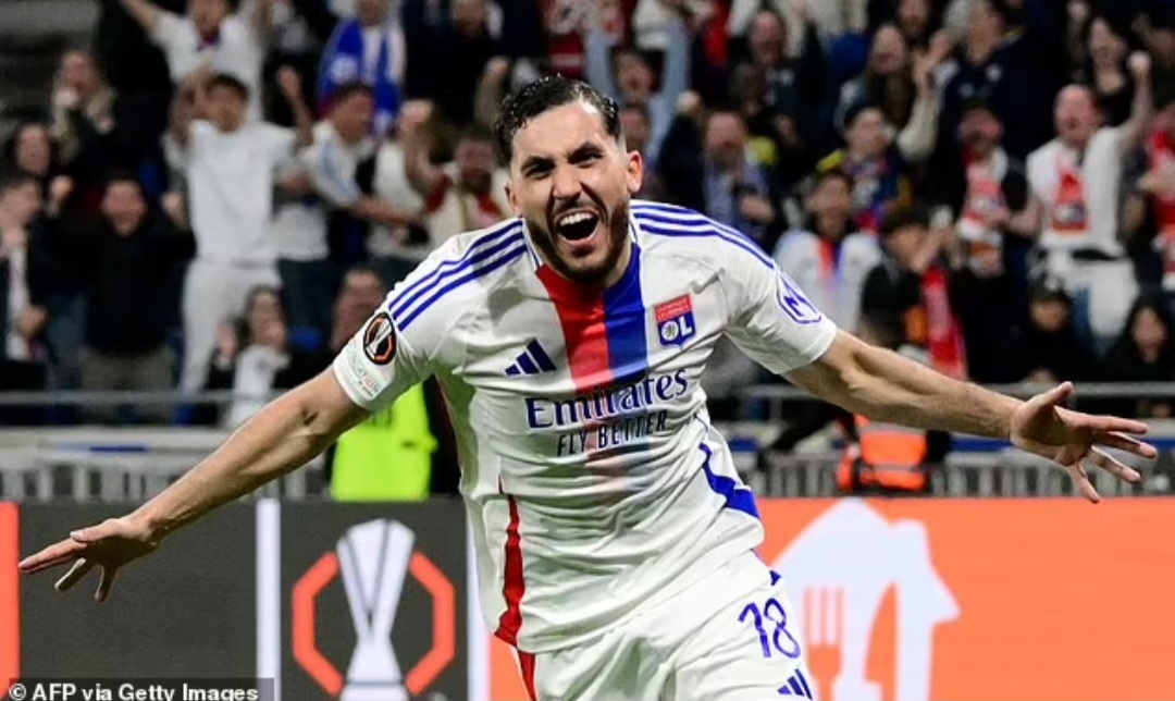 Manchester City telah membuka pembicaraan dengan Lyon saat mereka mencoba untuk merekrut Rayan Cherki yang berusia 21 tahun.