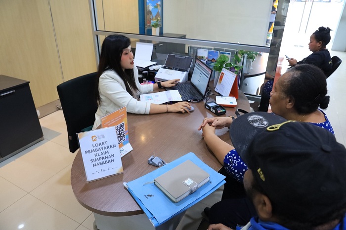 KONSULTASI: Konsumen mendapat penjelasan bahwa uang yang ditabung di bank yang mengikuti program penjaminan, dijamin oleh LPS.