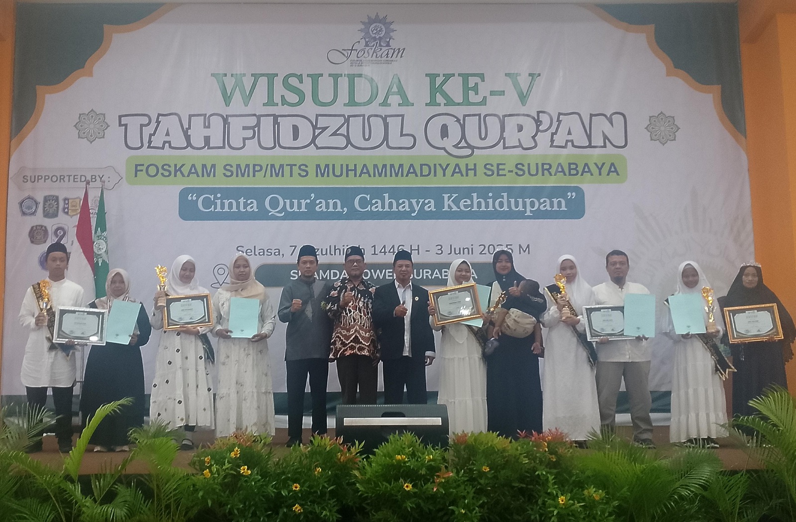 PRESTASI: Lima wisudawan terbaik dan orang tua foto bersama setelah menerima tropi dan sertifikat penghargaan dalam Wisuda Tahfidzul Quran Foskam SMP/MTs Muhammadiyah Surabaya.