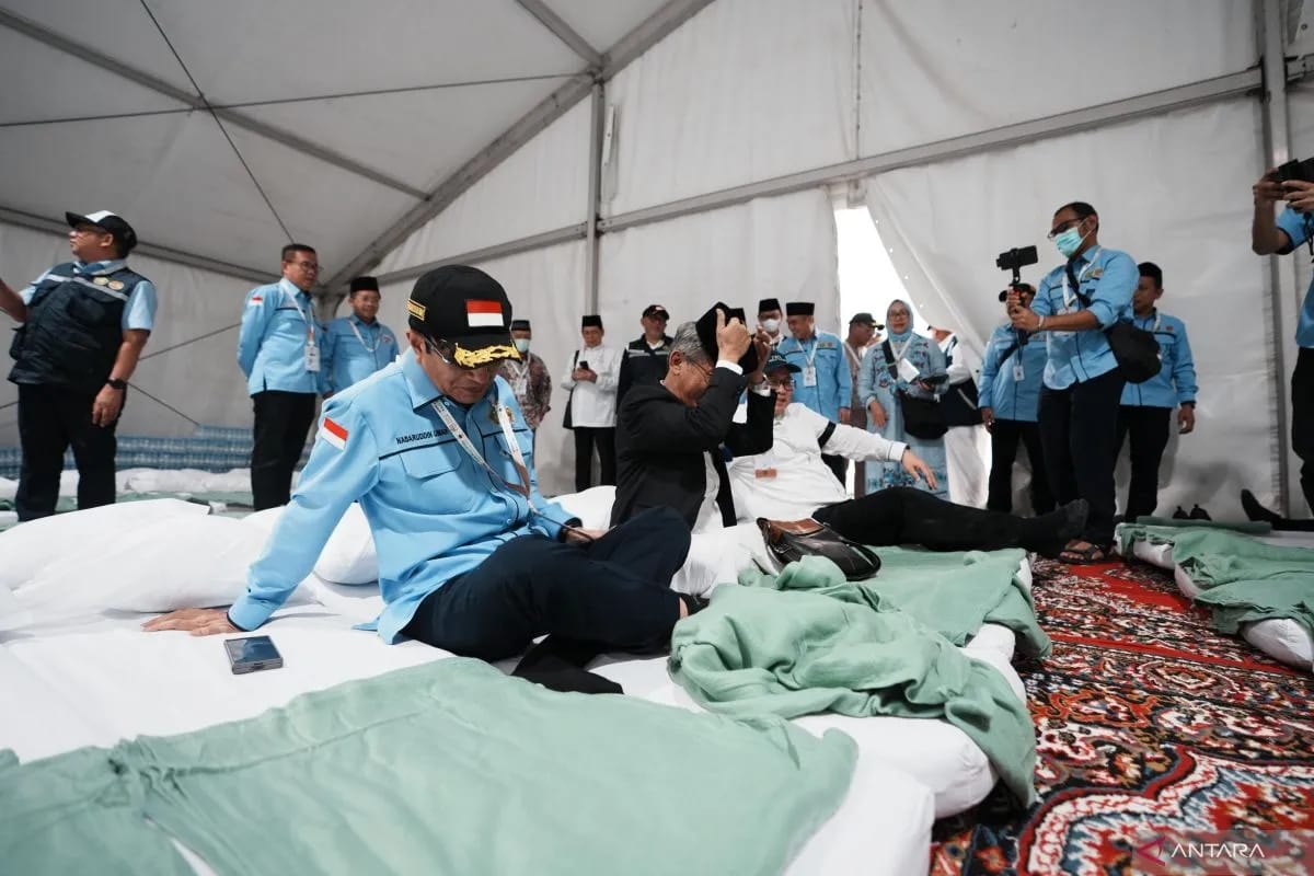 PENINJAUAN : Menag saat melihat fasilitas tenda. Ia memastikan tenda jemaah haji 2025 di Padang Arafah sudah siap digunakan. (ANTARA/RADAR SURABAYA)