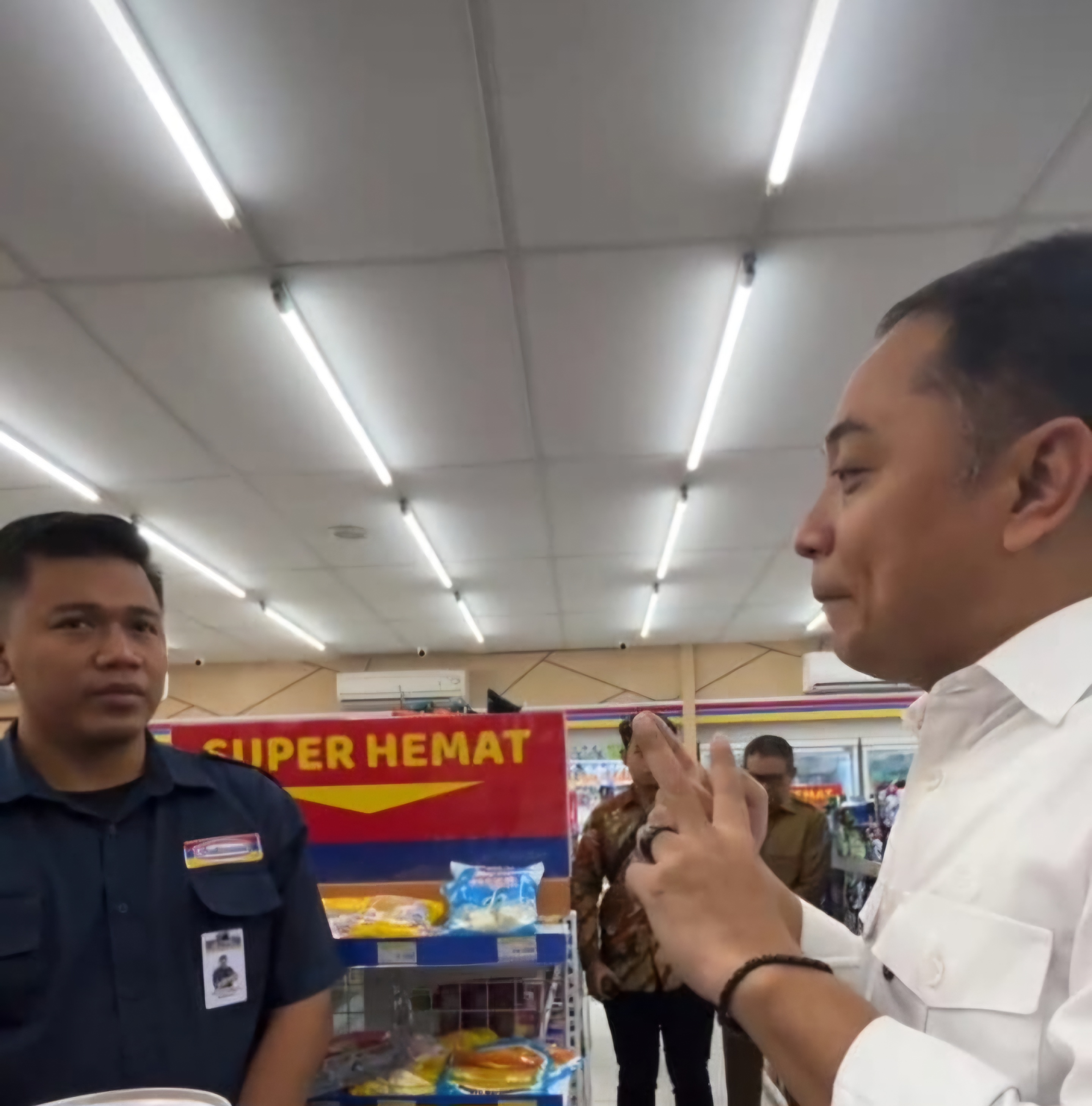 IMBAUAN : Wali Kota Surabaya Eri Cahyadi saat menemui salah satu pengelola tempat usaha di Surabaya. Ia meminta toko yang bayar pajak di muka sediakan fasilitas. (IST/RADAR SURABAYA)
