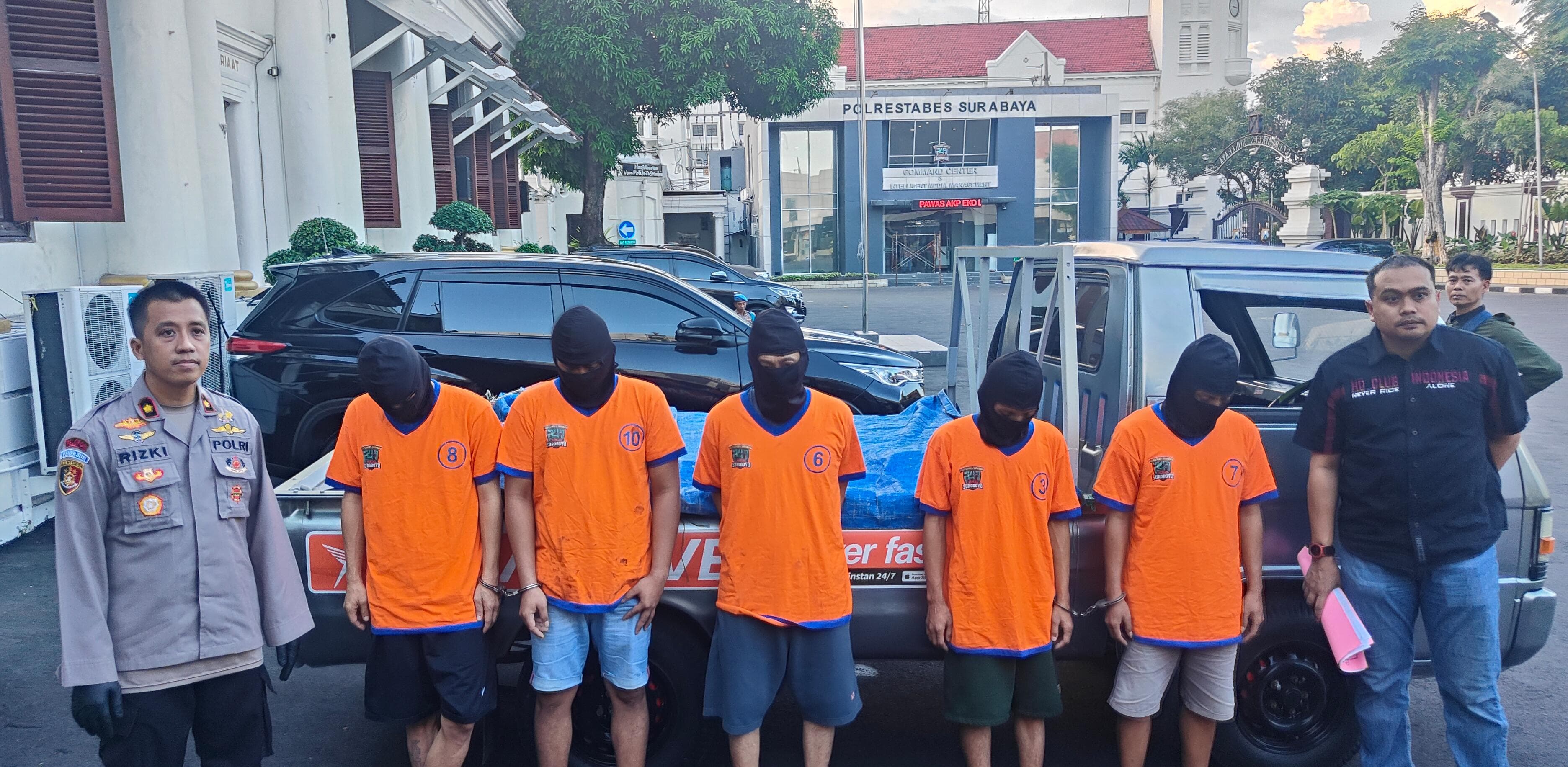 DIRINGKUS : Kapolsek Tegalsari Kompol Rizki Santoso (paling kiri) saat mengeler lima tersangka anggota LSM di Surabaya. (MAHRUS/RADAR SURABAYA)