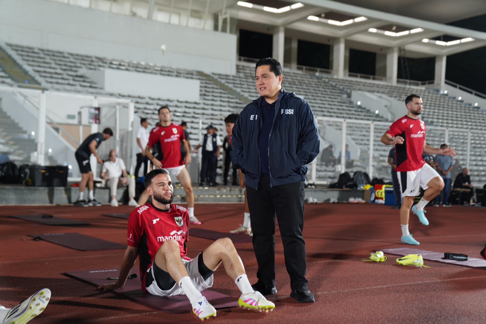 Ketua Umum PSSI Erick Thohir saat melihat timnas berlatih .