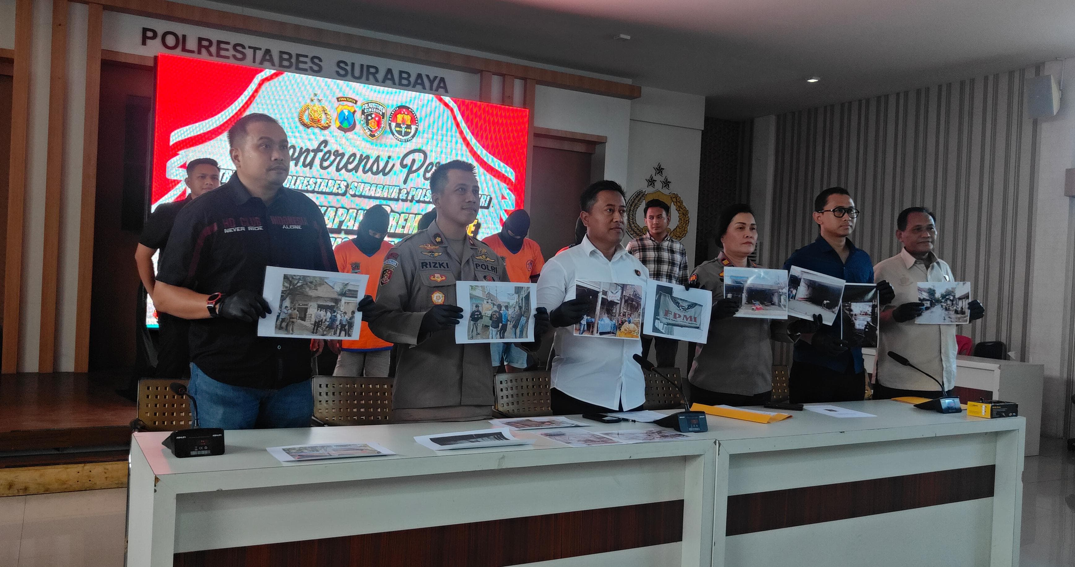 PREMANISME : Kasatreskrim Polrestabes Surabaya AKBP Aris Purwanto (tiga dari kiri) menunjukkan barang bukti kejahatan lima tersangka anggota LSM yang serobot lahan di Keputran, Surabaya.