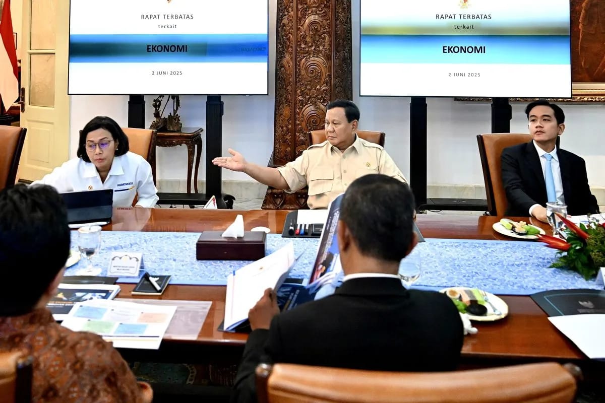 SEPAKAT : Presiden Prabowo Subianto saat memimpin rapat terbatas dengan menteri. Pemerintah akan berikan tambahan bansos hingga BSU bulan ini. (ANTARA/RADAR SURABAYA)