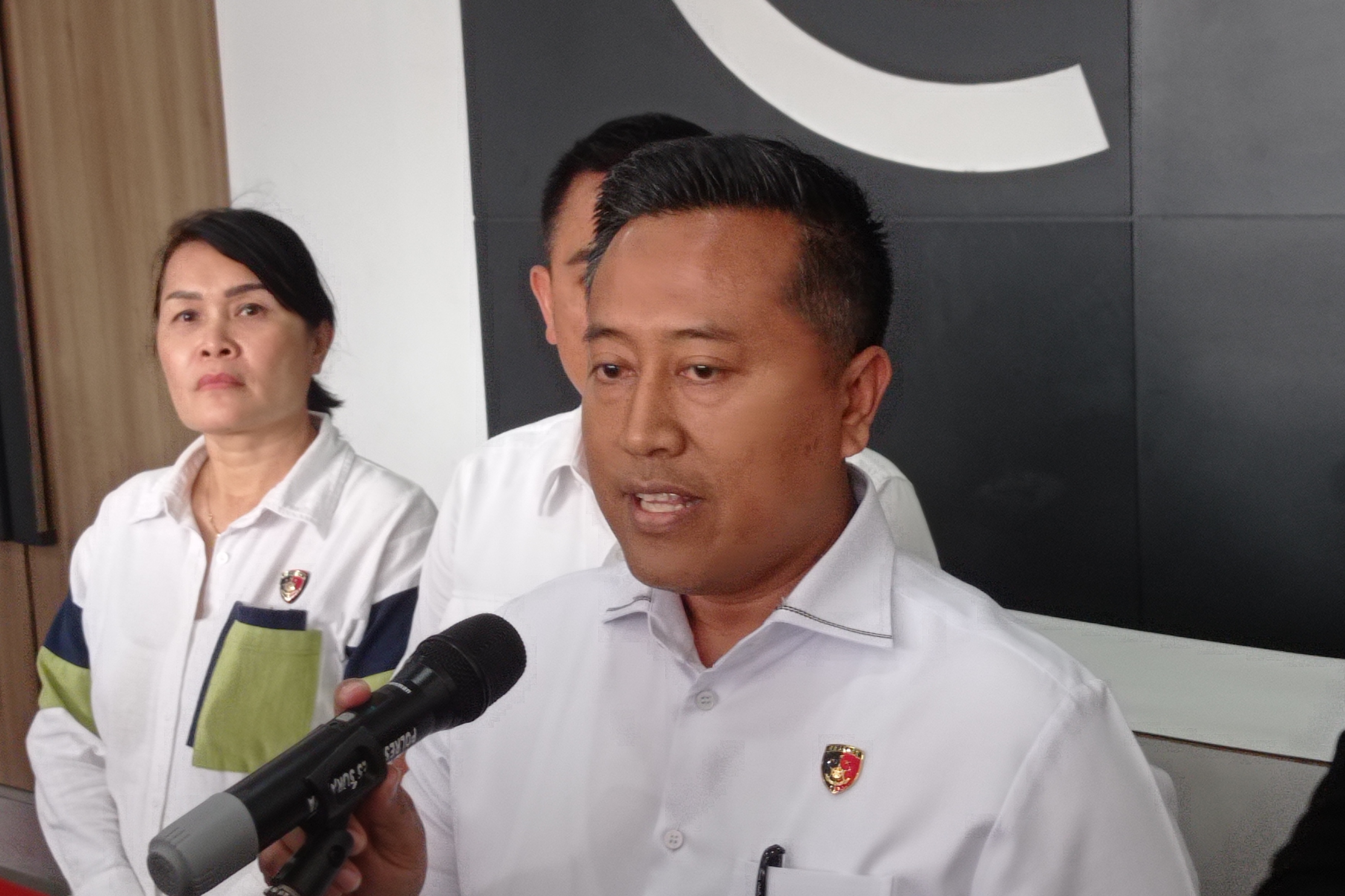 PENYIDIKAN : Kasatreskrim Polrestabes Surabaya AKBP Aris Purwanto menyebut korban penyekapan dan dugaan TPPO di Kedung Anyar Surabaya bertambah. (SURYANTO/RADAR SURABAYA)