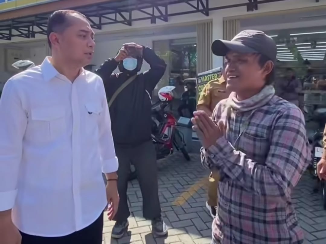 TEGAS: Walikota Surabaya Eri Cahyadi saat menemukan jukir liar di minimarket Kawasan Merr, Surabaya. (DIMAS MAHENDRA/RADAR SURABAYA)