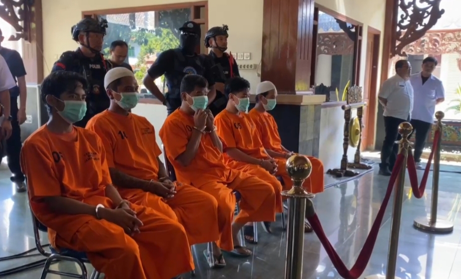 DIRINGKUS : Empat kasus dan lima orang tersangka pengedar narkoba diamankan BNNP Jatim selama bulan Mei 2025.(IST/RADAR SURABAYA)