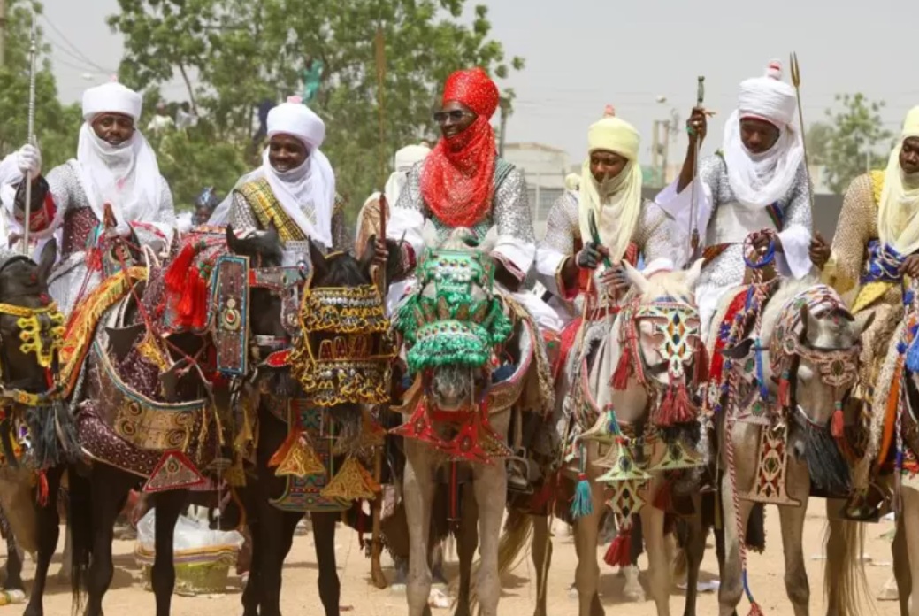 Tradisi Hawan Daushe di Nigeria, yaitu parade kuda yang dilakukan oleh keluarga kerajaan dan masyarakat.