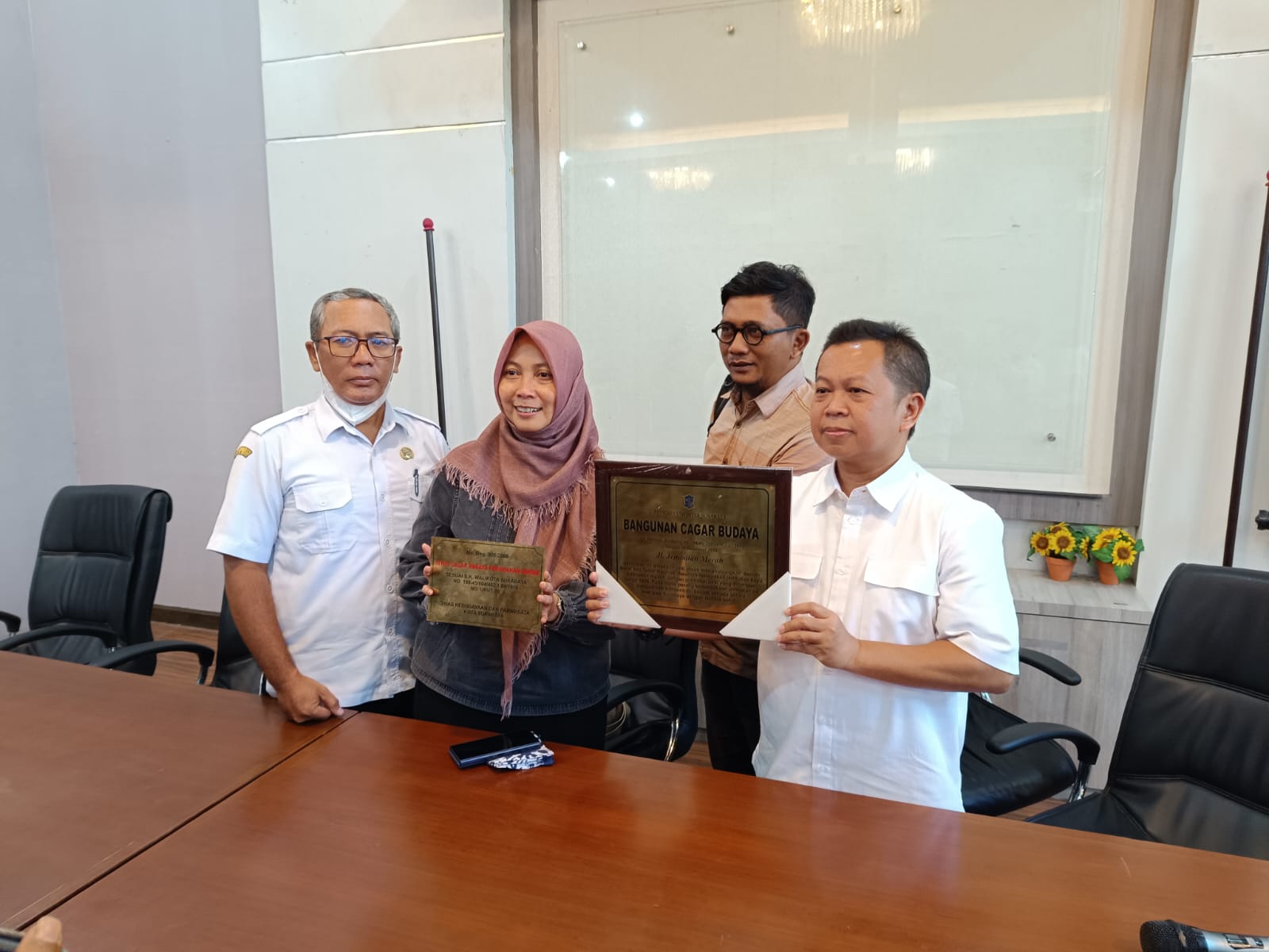 Tim Ahli Cagar Budaya Surabaya saat melakukan klarifikasi terkait pembongkaran bangunan di Jalan Darmo Nomor 30, Surabaya, Rabu (4/6).