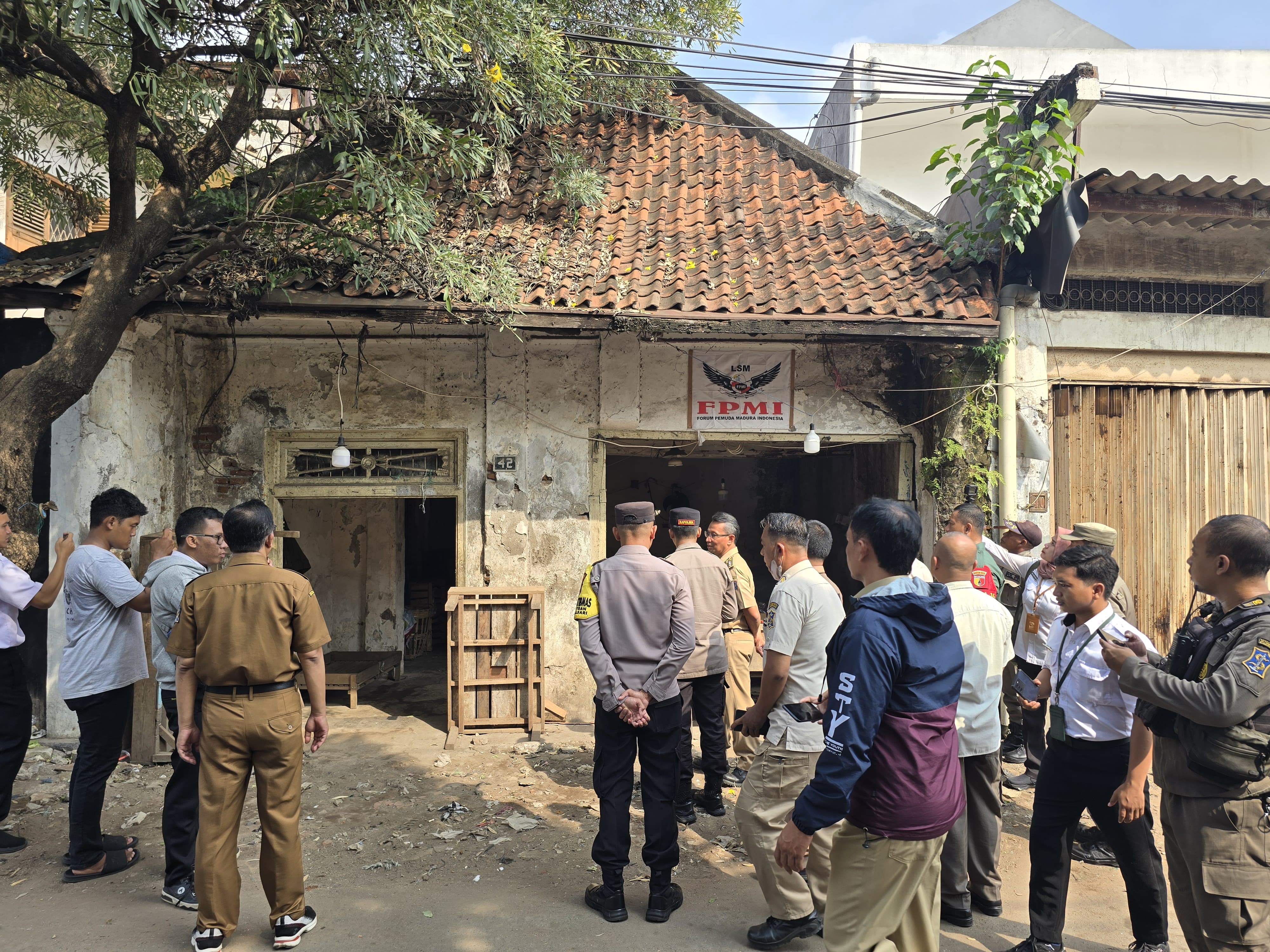 DISEROBOT : Salah satu rumah kosong di Jalan Keputran, Surabaya, yang diserobot LSM tanpa sepengetahuan pemilik. Pelaku menyewakannya menjadi stan jualan. (IST/RADAR SURABAYA)