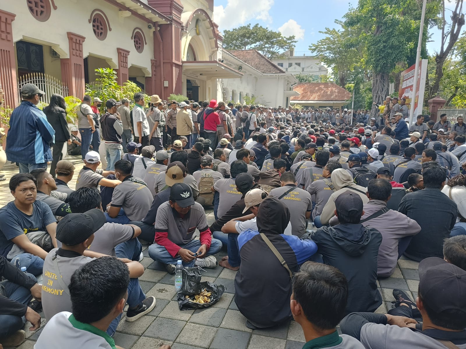 PENUH : Ratusan buruh PT Pakerin di PN Surabaya menunggu sidang pengajuan PKPU pabrik tersebut. (SURYANTO/RADAR SURABAYA)