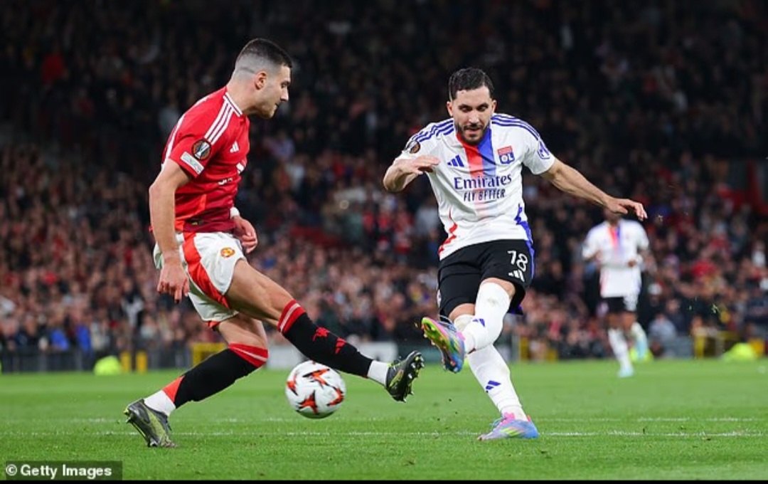 Rayan Cherki (kanan) juga diincar Manchester City.