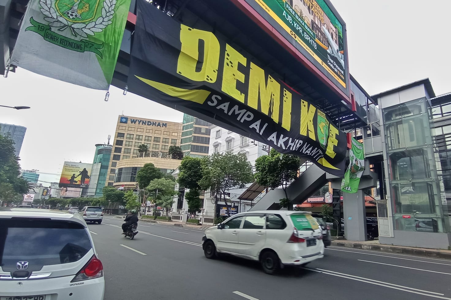 DUKUNGAN : Ratusan spanduk suporter Persebaya Surabaya mulai menghiasi Kota. Ini sebagai bentuk perayaan menyambut anniversary Persebaya Surabaya ke-98 tahun ini. (SURYANTO/RADAR SURABAYA)