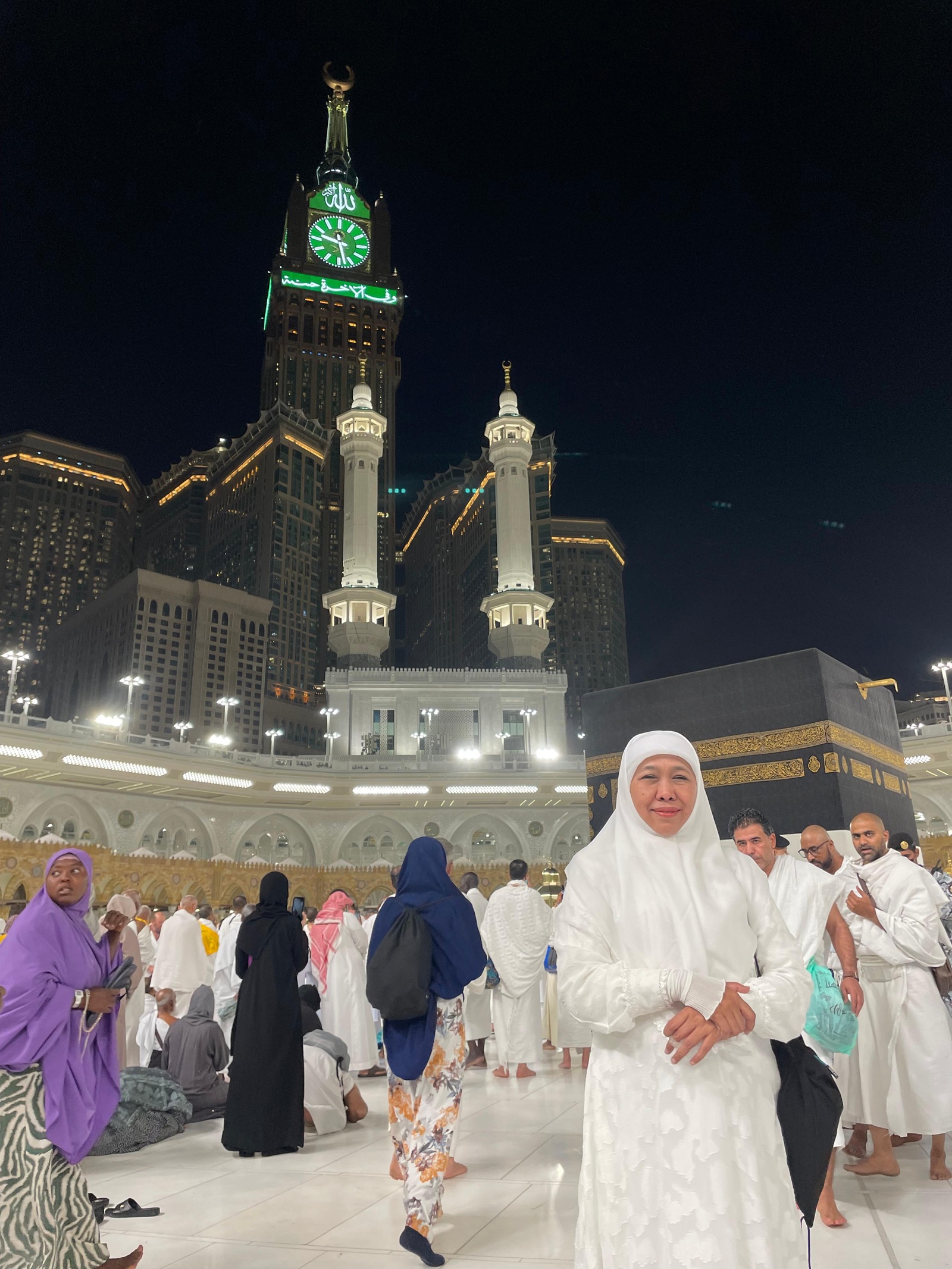 Gubernur Jawa Timur Khofifah Indar Parawansa saat berada di depan Ka&rsquo;bah saat menjalani ibadah haji.
