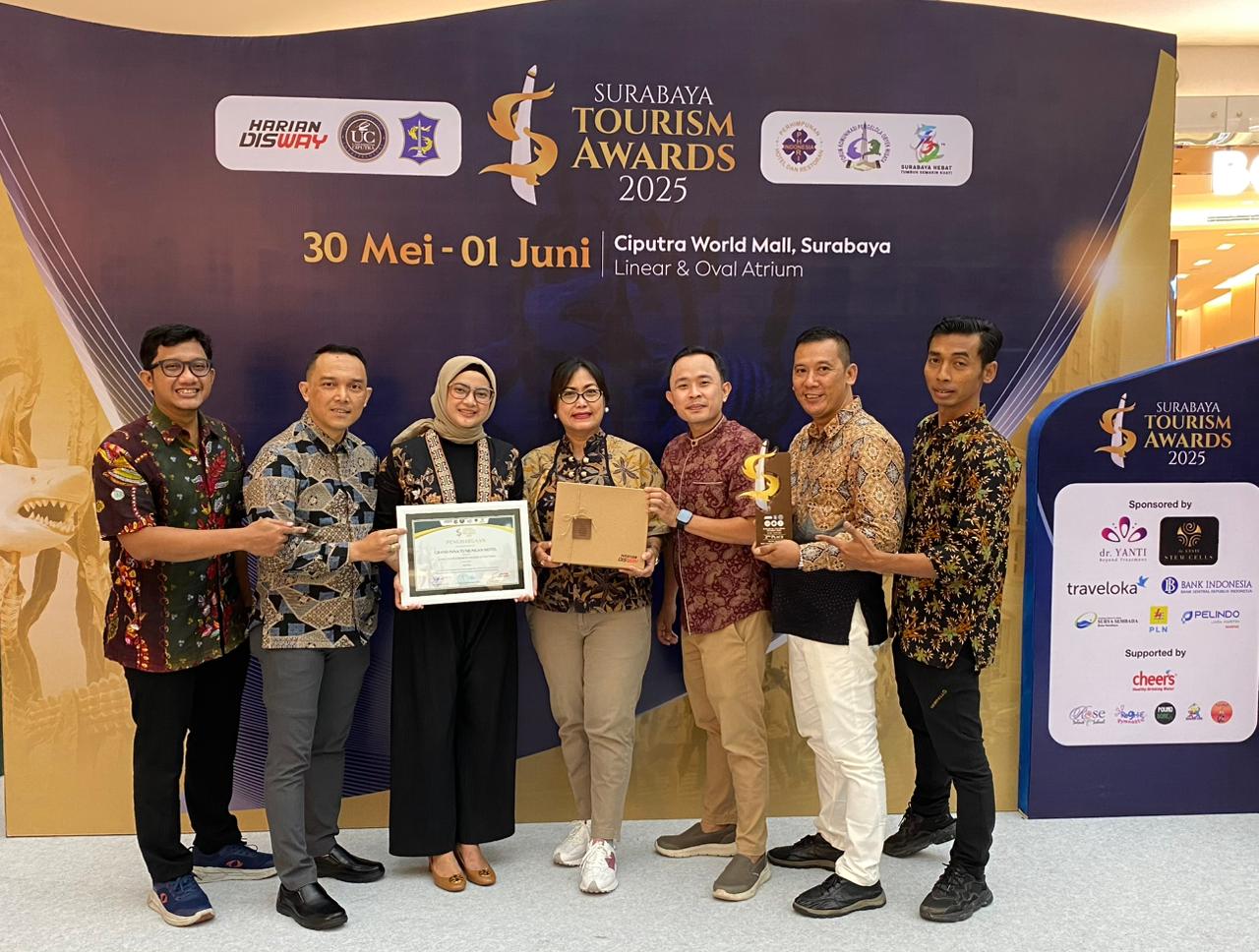 PENGHARGAAN: Tim Grand Inna Tunjungan meraih penghargaan Best Tourist Attraction pada Surabaya Tourism Award 2025.