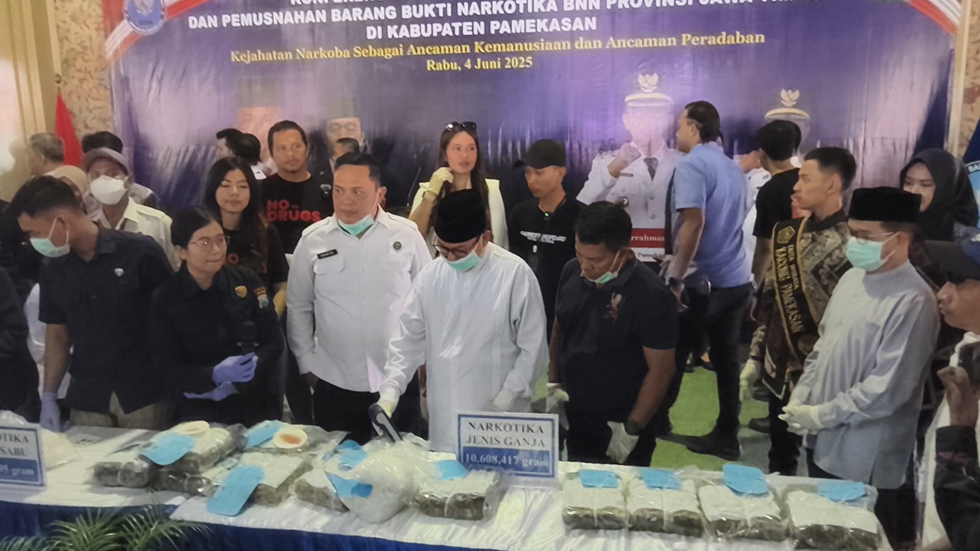 PENCARIAN : BNNP Jatim terus mengembangkan kasus penggagalan pengiriman SS Seberat 6,9 kg. Pihaknya memburu dua DPO lainnya. (MAHRUS/RADAR SURABAYA)