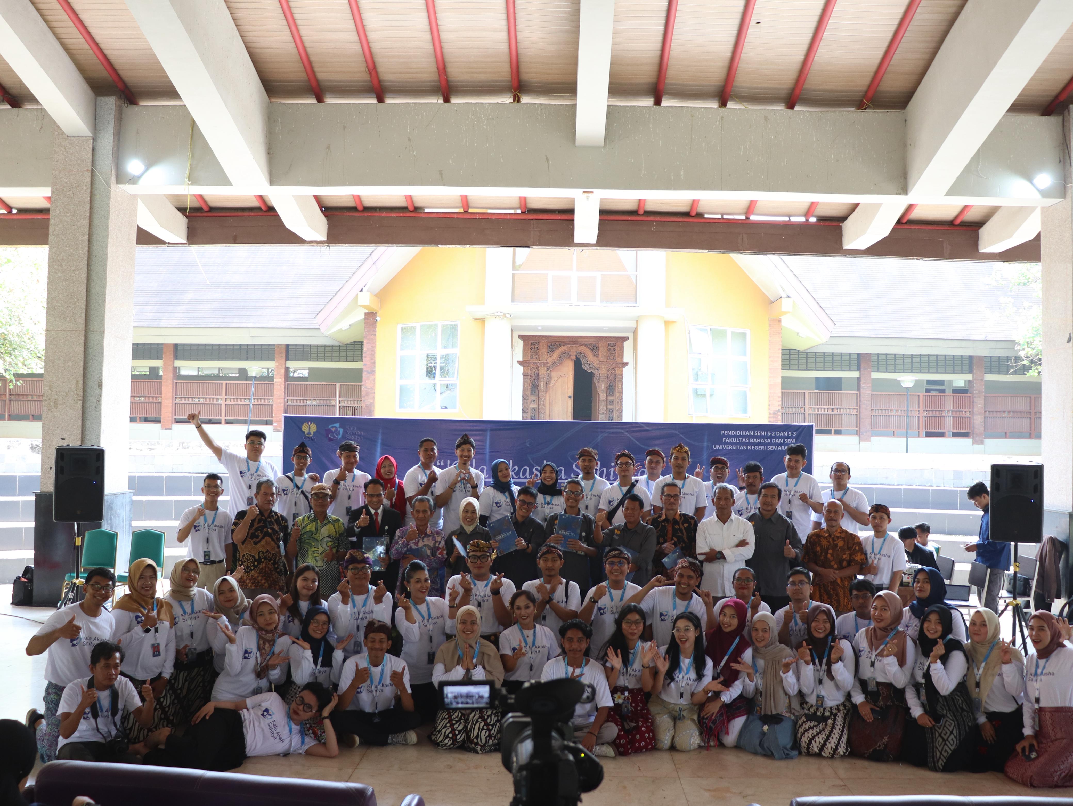 Sejumlah mahasiswa program magister dan doktor Pendidikan Seni, Universitas Negeri Semarang menggelar pameran bersama. (IST)