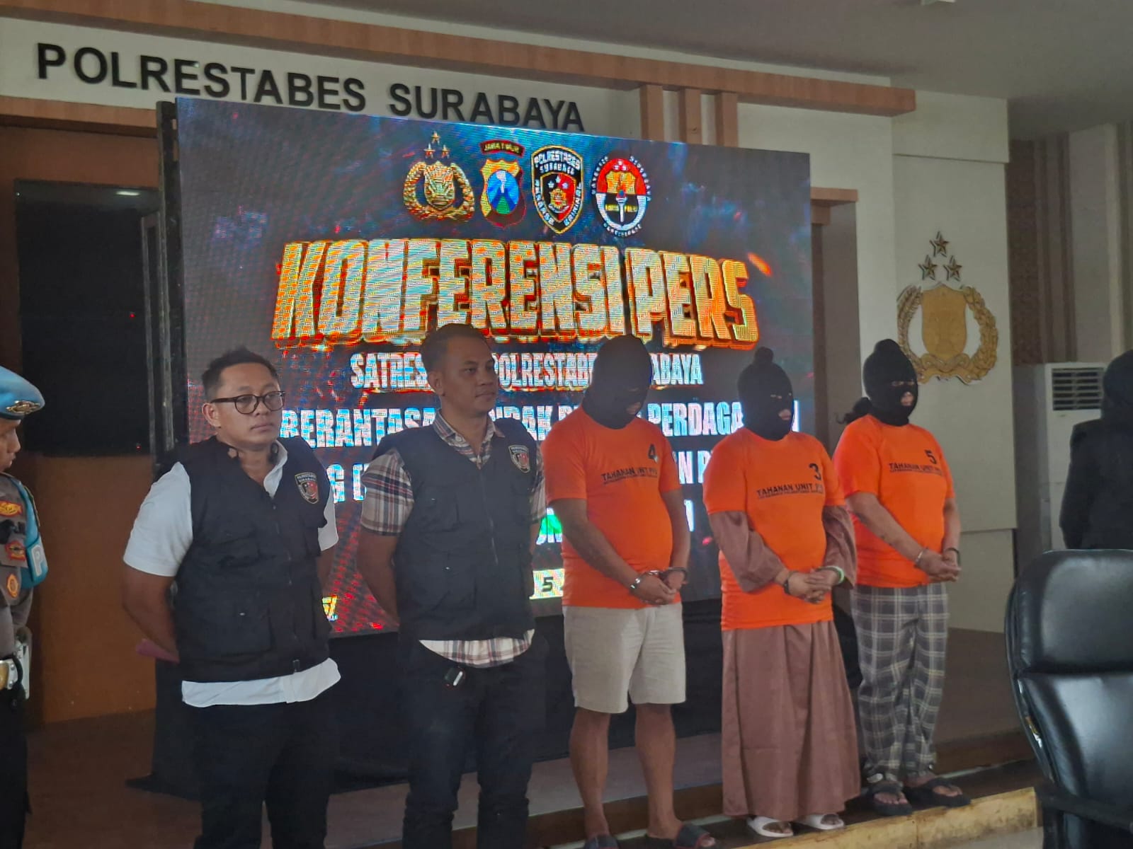 GAGAL : Tiga orang tersangka akhirnya diamankan. Mereka menyerap lima korban lain di hotel kawasan Sidoarjo.  (MAHRUS/RADAR SURABAYA)