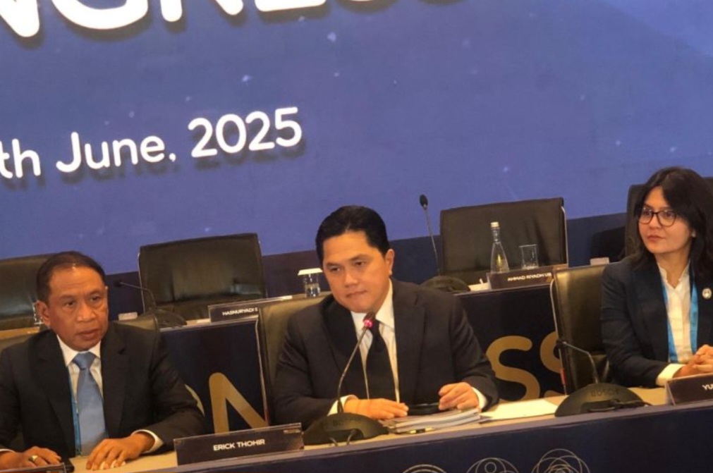 Wakil Ketum PSSI I Zainudin Amali (kiri), Ketum PSSI Erick Thohir (tengah), dan Wakil Ketum PSSI II Ratu Tisha saat memaparkan hasil Kongres Biasa PSSI 2025  di Hotel Ritz-Carlton.