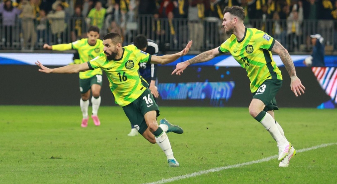 Aziz Behich (kiri) jadi penentu kemenangan Australia atas Jepang.