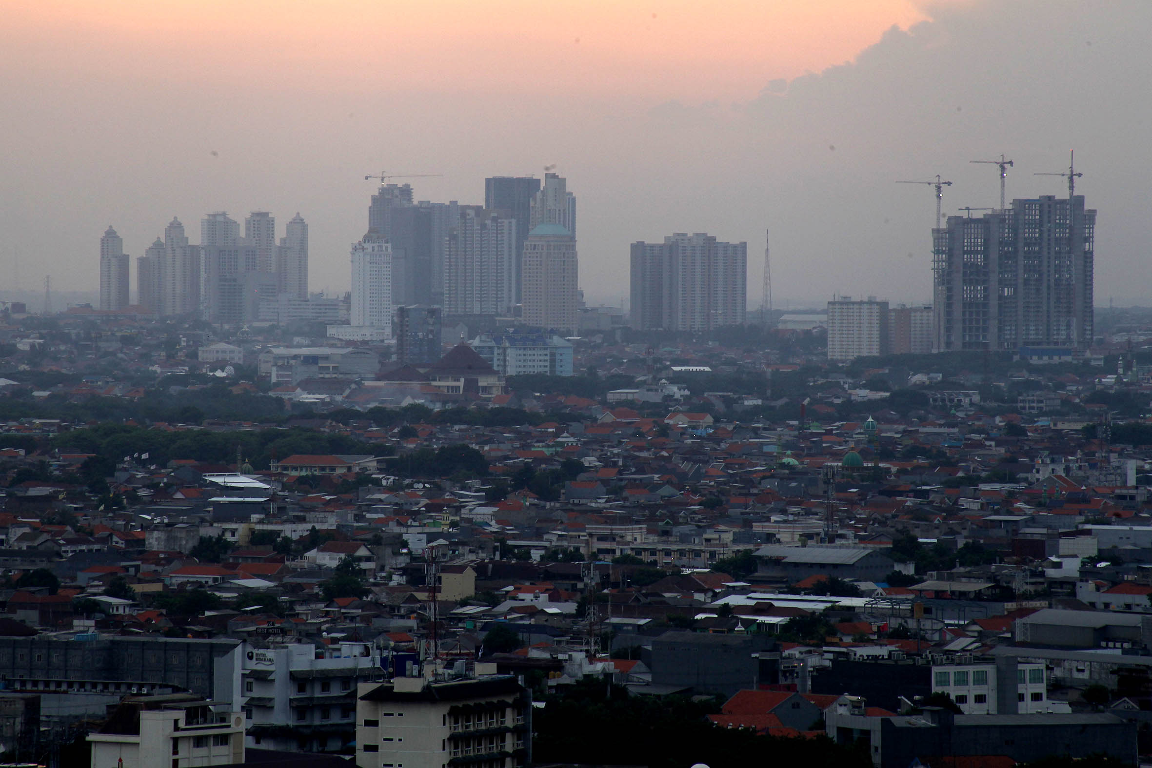 Ilustrasi perkampungan padat penduduk di pusat kota Surabaya.