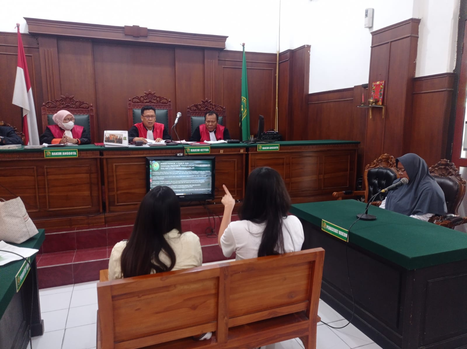 MENGAKU : Terdakwa seorang ART yang mencuri emas batangan milik majikannya saat sidang di PN Surabaya. (SURYANTO/RADAR SURABAYA)