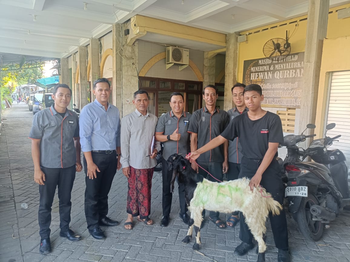 BERBAGI: Hotel Manager 88 Embong Kenongo, Suhadi (dua dari kiri) dan tim menyerahkan hewan kurban kepada pengurus Masjid Al Ittihad, Kamis (5/6).