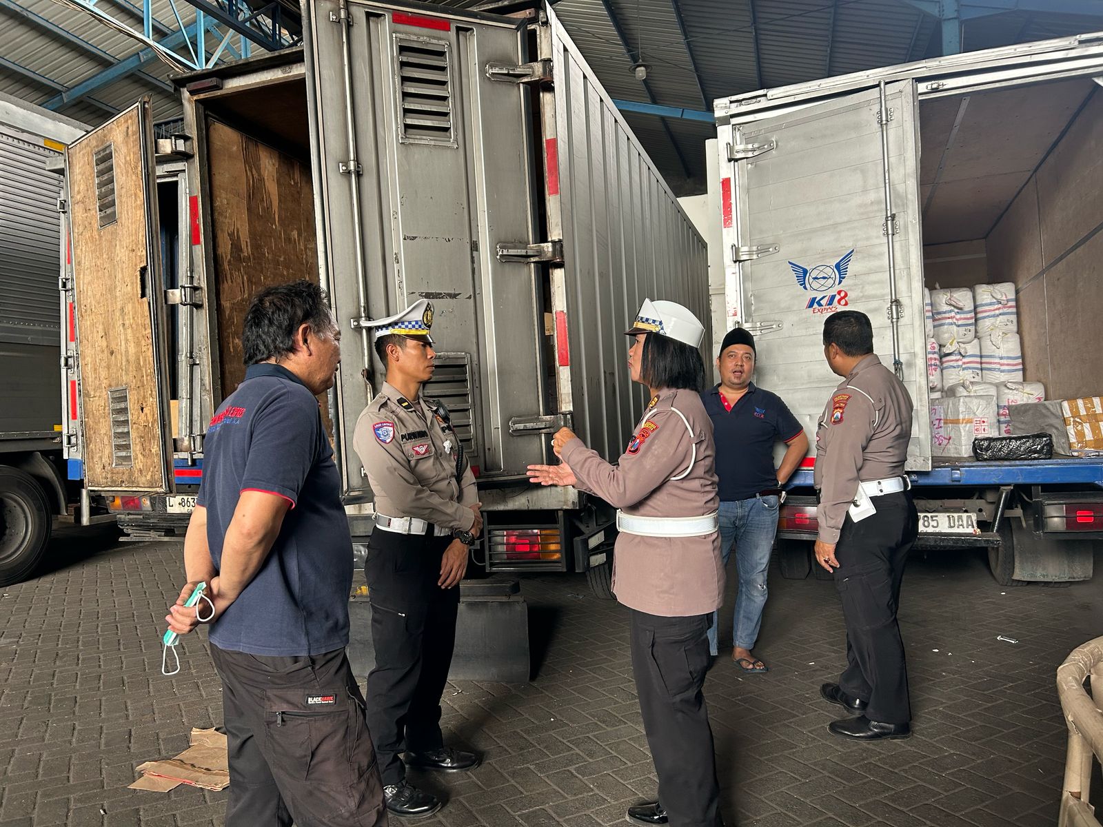 TERTIB : Satlantas Polrestabes Surabaya mensosialisasikan bahaya ODOL pada pemilik kendaraan angkutan barang di Surabaya. (IST/RADAR SURABAYA)
