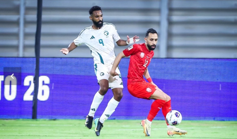 Pemain Arab Saudi Ebrahim Al Khatal (kiri) berusaha rebut bola dari pemain Bahrain.