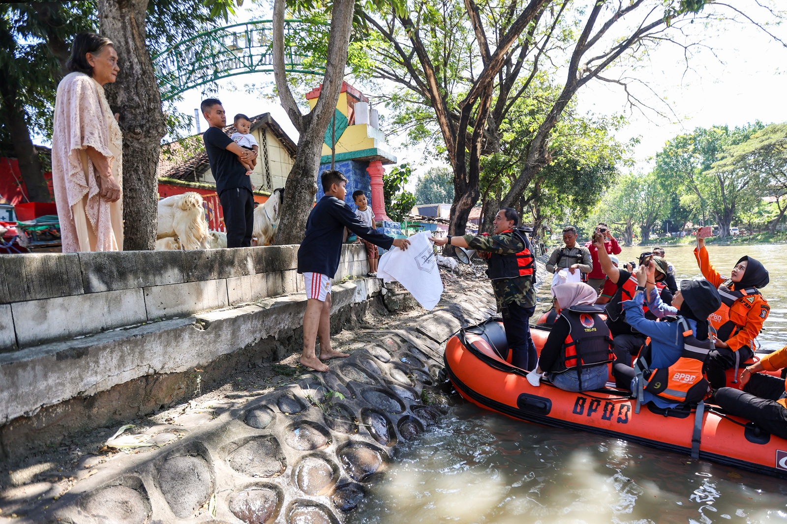 Kepala DLH Surabaya Dedik Irianto saat melakukan yustisi rumen dengan menyusuri Sungai Kalimas dengan perahu karet.