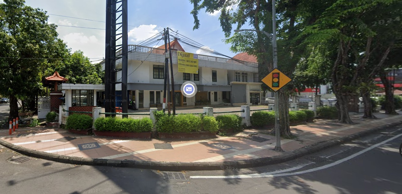 Tangkapan layar Google Maps yang menunjukkan bangunan di Jalan Raya Darmo 30 saat masih berdiri.