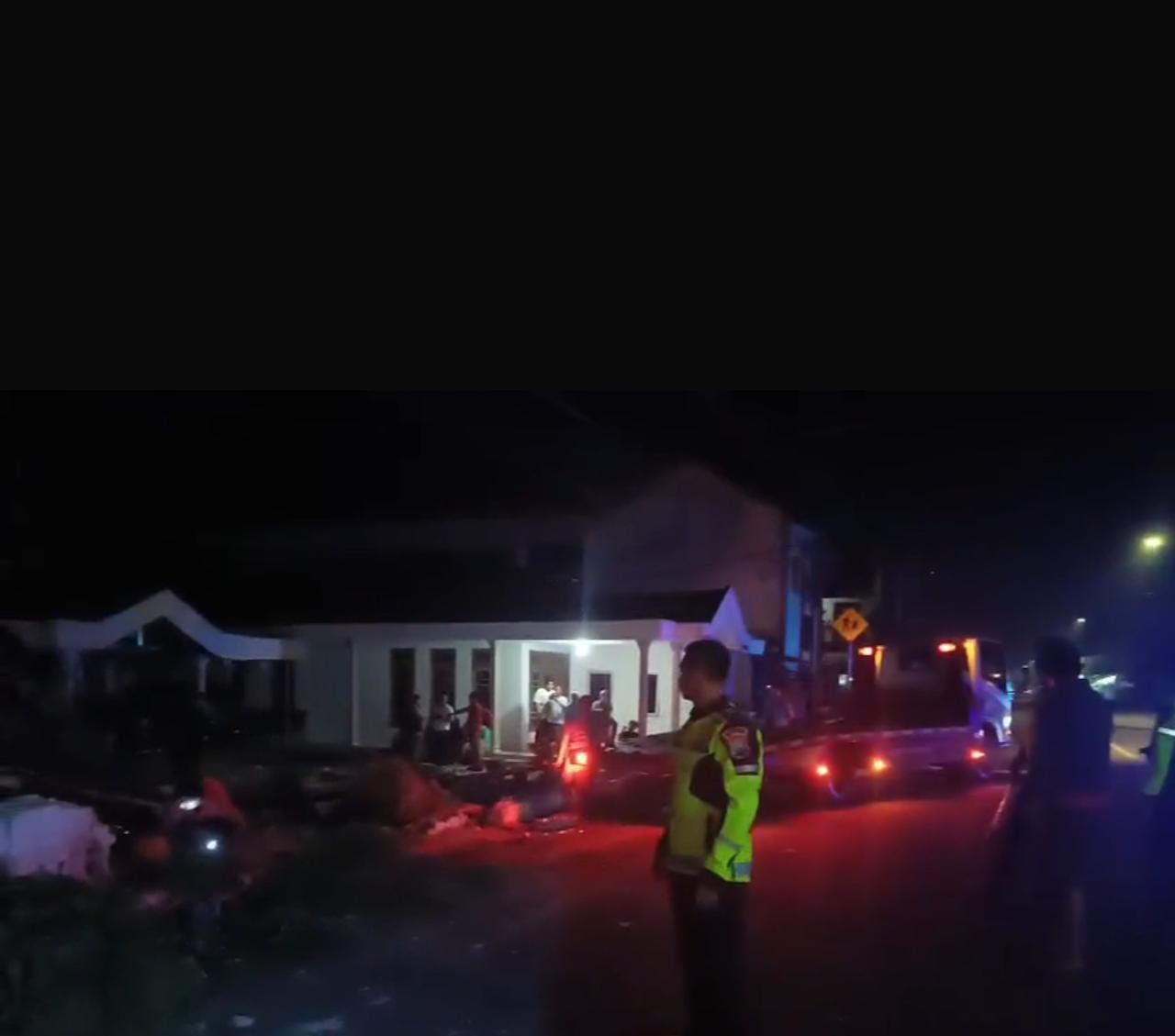 DIAMANKAN : Polisi usai kejadian kejar-kejaran dengan mobil Ertiga membawa rokok ilegal di Burneh, Bangkalan, Madura. Mobil dinas polisi dan Ertiga terbalik di lokasi. (IST/RADAR SURABAYA)