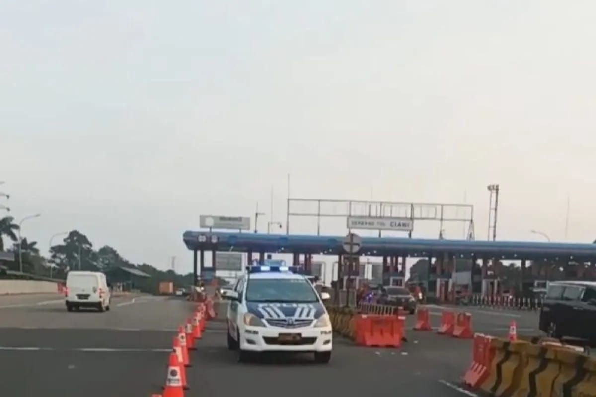LIBUR : Libur panjang Idul Adha Jasa Marga melakukan beberapa rekayasa. Tercatat 204.385 kendaraan keluar dari Jabotabek. (ANTARA/RADAR SURABAYA)