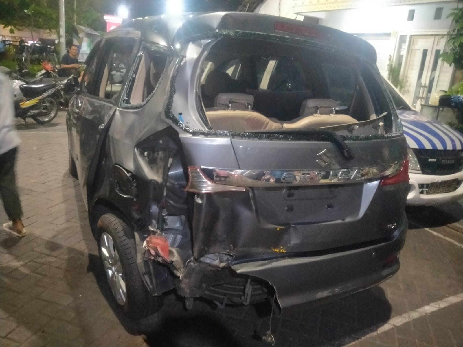 HANCUR : Kondisi bagian belakang mobil Ertiga yang ringsek diduga tertabrak KA di perlintasan Kalibokor, Surabaya. (IST/RADAR SURABAYA)