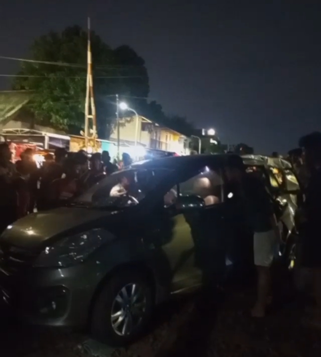 GEGER : Mobil Ertiga hang tertabrak KA di perlintasan Kalibokor, Surabaya, ternyata mengalami mati mesin saat melintas rel. (IST/RADAR SURABAYA)