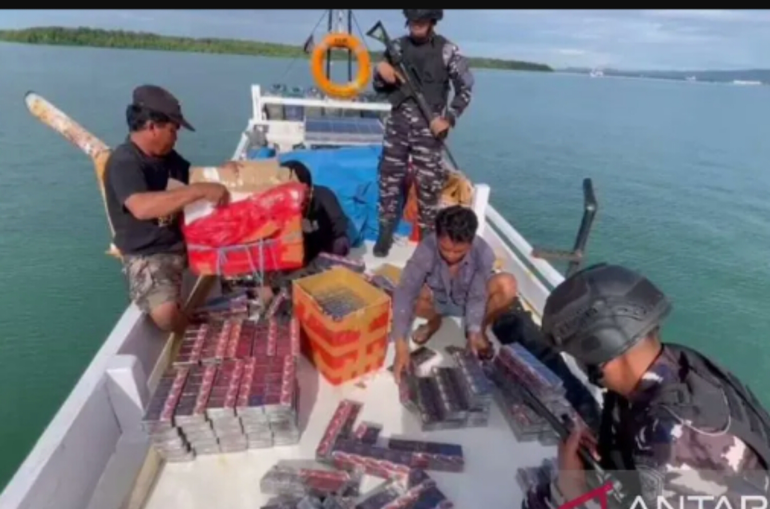 Barang bukti miras diamankan di perairan Nunukan oleh TNI Angkatan Laut. (IST)