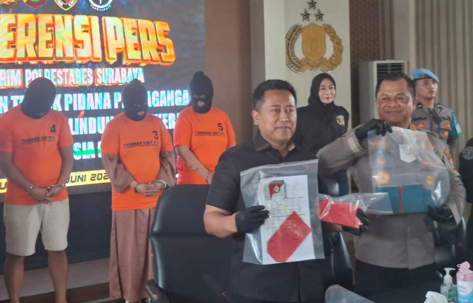 DIDALAMI : Polrestabes Surabaya menemukan sembilan paspor dari tersabgka TPPO yang diamankan. (MAHRUS/RADAR SURABAYA)